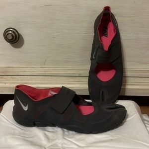 Nike women’s split toe running shoes never worn size 9.5